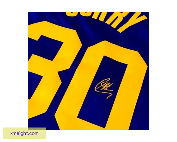 库里晒图致敬父亲球衣退役开创者的球衣永远悬挂球馆穹顶